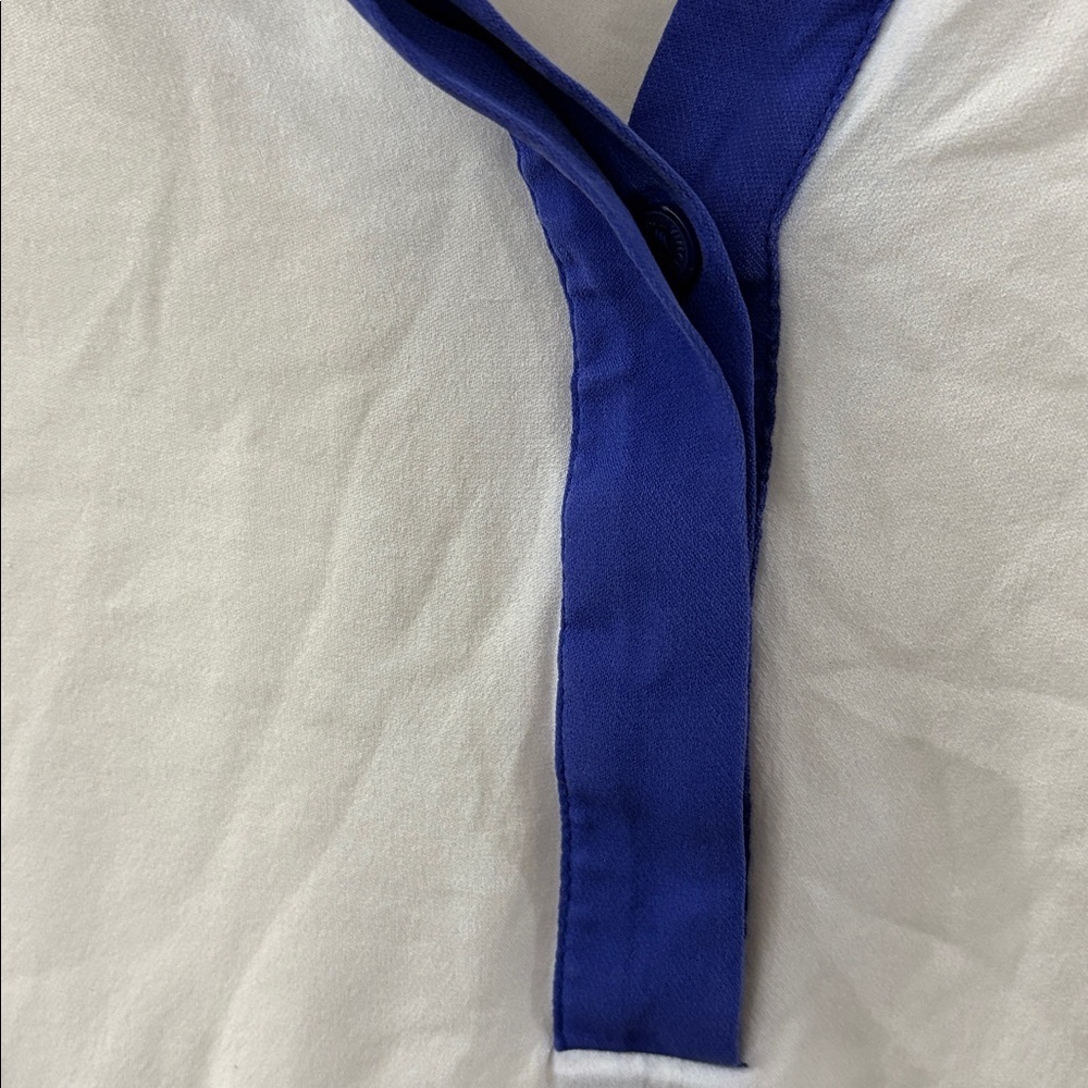 Vince Cream Blouse with Blue Trim - women’s XS - 100% silk - Vneck - Picture 3 of 5
